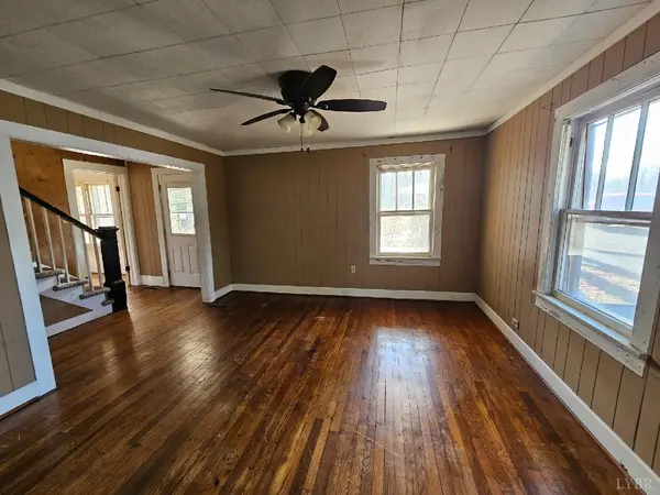 3793 Smith Mountain Lake Pkwy, Huddleston, VA 24104