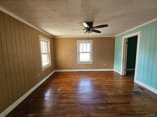 3793 Smith Mountain Lake Pkwy, Huddleston, VA 24104