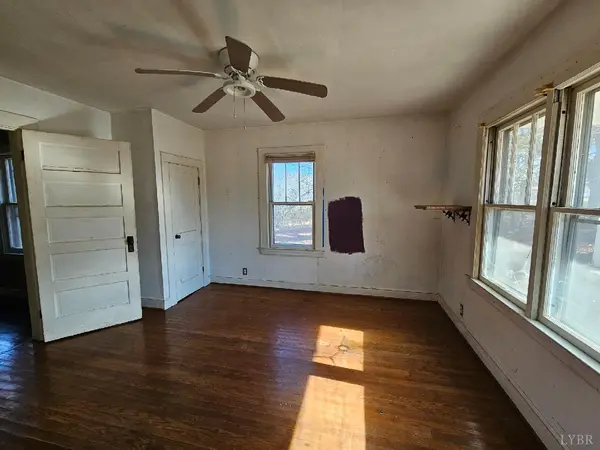 3793 Smith Mountain Lake Pkwy, Huddleston, VA 24104