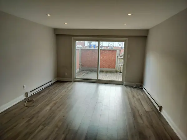 81 Irwin RD #18, Toronto W10, ON M9W 5W1