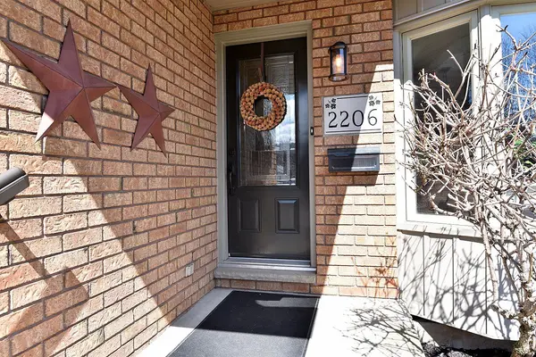2206 Donald RD, Burlington, ON L7M 3R9