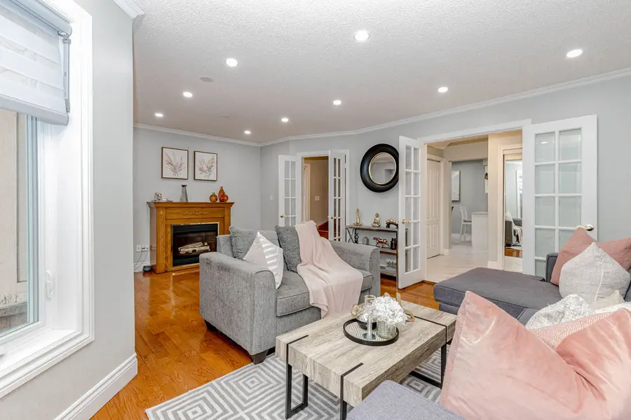 194 Pressed Brick DR, Brampton, ON L6V 4K7