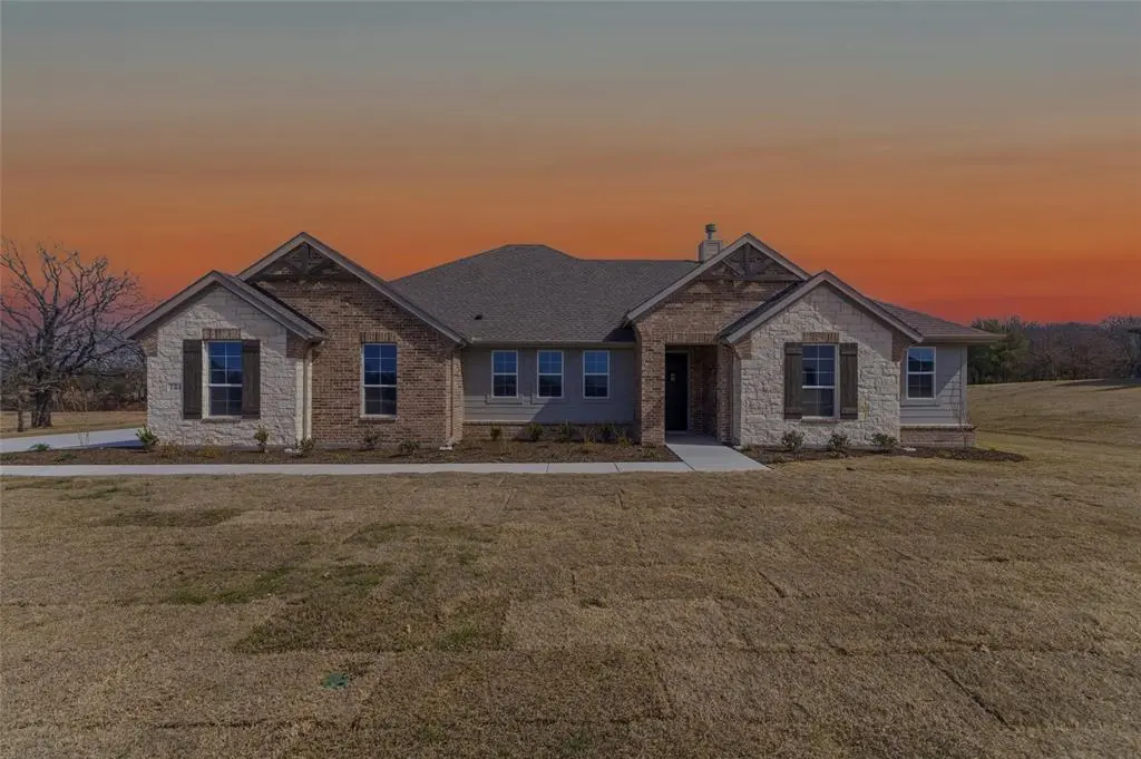 144 Oak Grove Way, Springtown, TX 76082