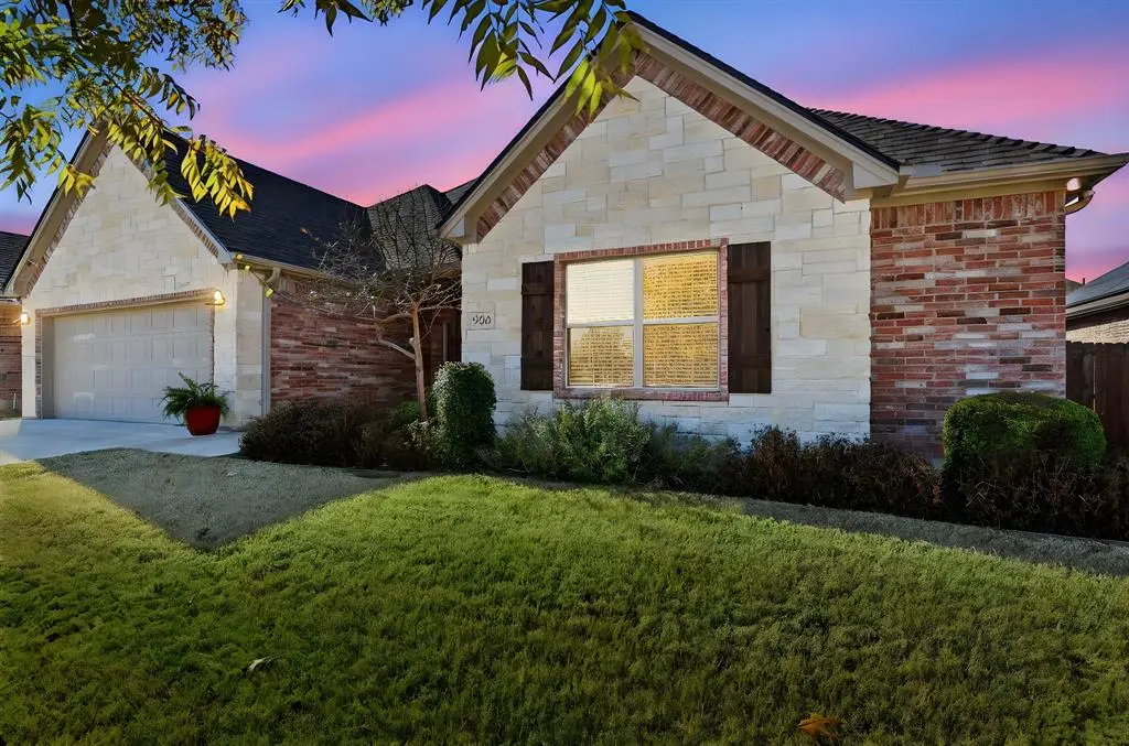 906 Chestnut Grove Drive, Cleburne, TX 76033
