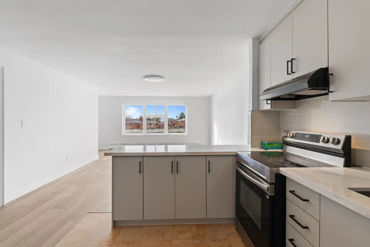 1018 Burnhamthorpe RD E, Mississauga, ON L4Y 2X6