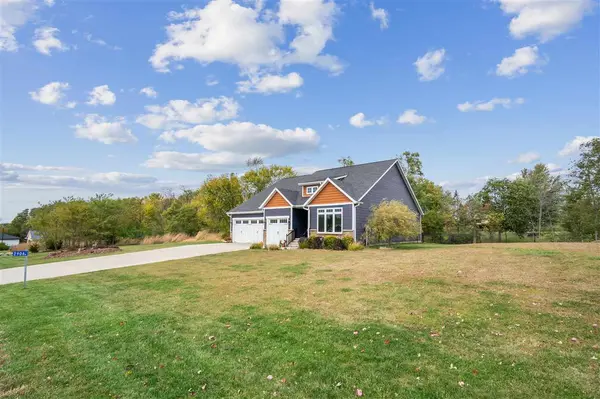 2906 Sydney Ct NE, Swisher, IA 52338