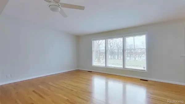 715 Lakeside DR, Waterford Charter Township, MI 48328