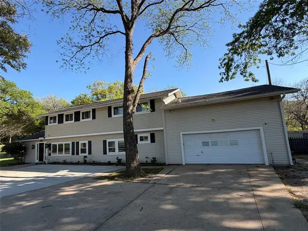 1009 Country Club Road, Ennis, TX 75119