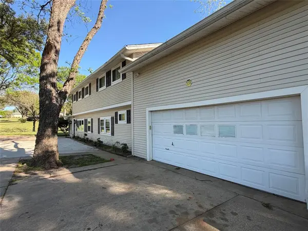 1009 Country Club Road, Ennis, TX 75119