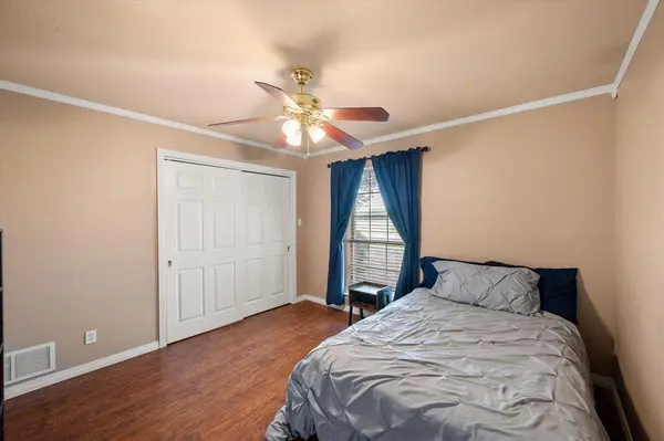 906 S Ward Street, Italy, TX 76651