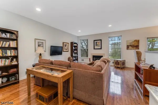 7 La Costa Dr, Clinton Twp., NJ 08801