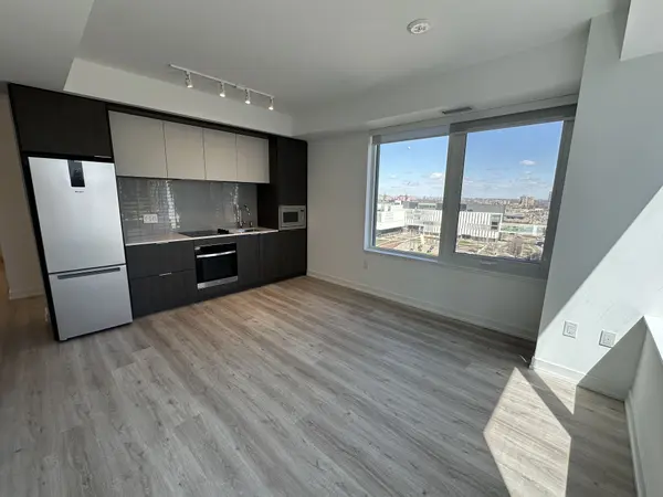 395 Square One DR #1004, Mississauga, ON L5B 0P6