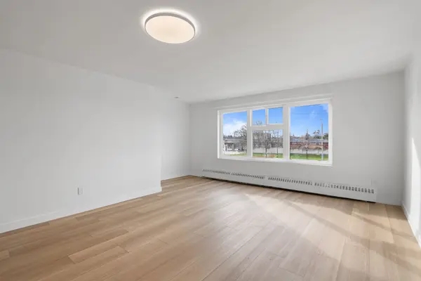 1018 Burnhamthorpe RD E, Mississauga, ON L4Y 2X6