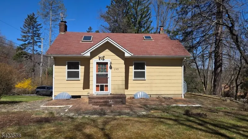 195 Snake Den Rd, Bloomingdale Boro, NJ 07465