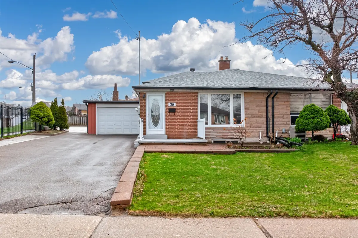 39 Hucknall RD, Toronto W05, ON M3J 1V7