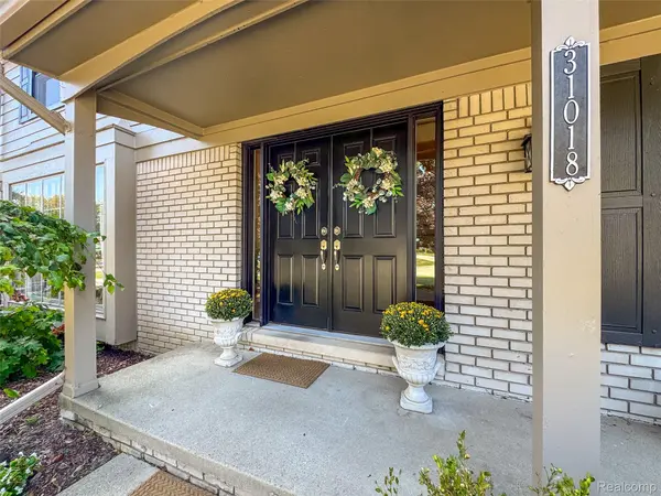 31018 Pickwick LN, Beverly Hills Village, MI 48025