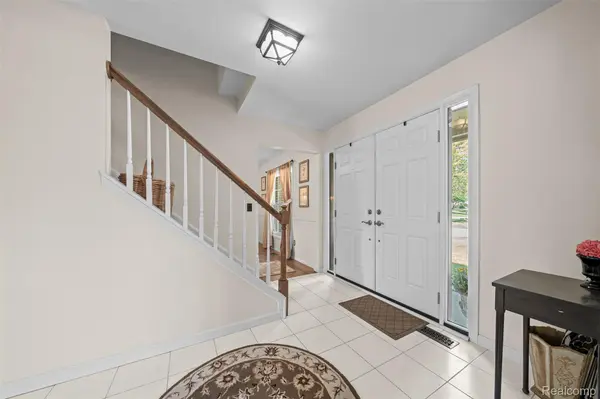 31018 Pickwick LN, Beverly Hills Village, MI 48025