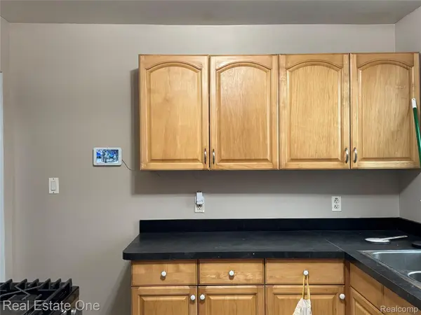 34321 John ST, Wayne, MI 48184