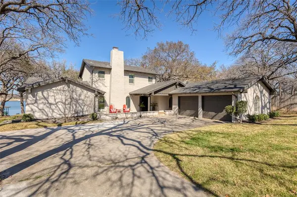 400 Driftwood Court,  Azle,  TX 76020