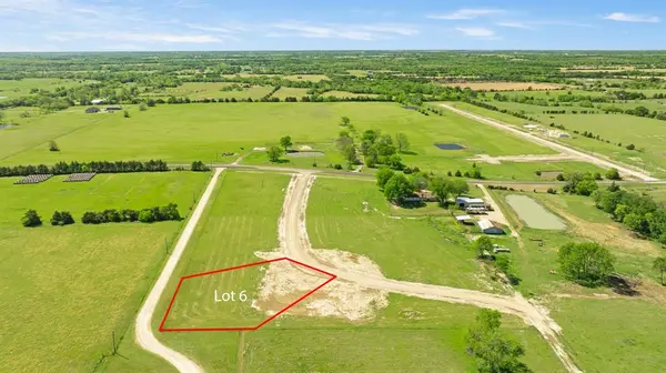 200 Private Road 33261, Sumner, TX 75486