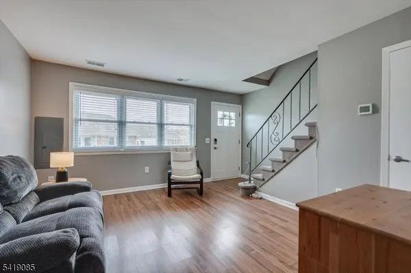 7 Kansas Ct, Old Bridge Twp., NJ 07747