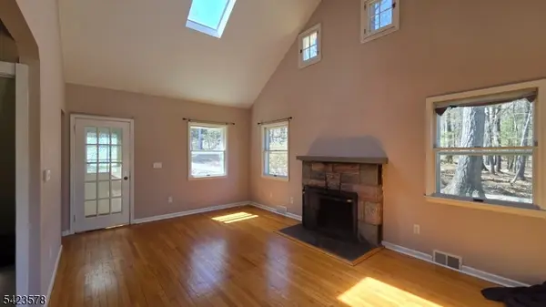 195 Snake Den Rd, Bloomingdale Boro, NJ 07465