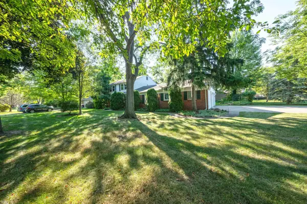 2700 Renshaw DR, Troy, MI 48085