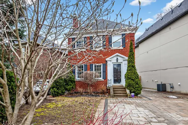 17 Otter CRES, Toronto C04, ON M5N 2W3