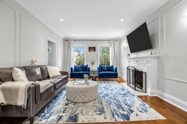 17 Otter CRES, Toronto C04, ON M5N 2W3