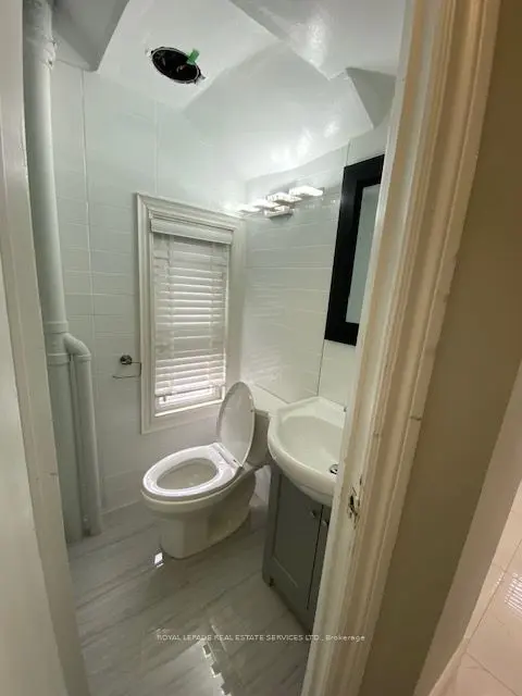 206 Carlton ST, Toronto C08, ON M5A 2L1