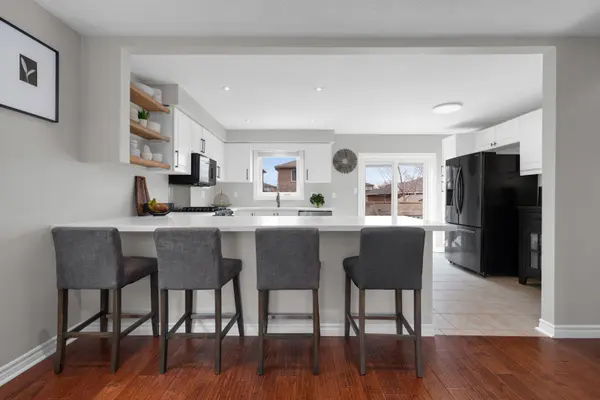 64 Bird ST, Barrie, ON L4N 0X3