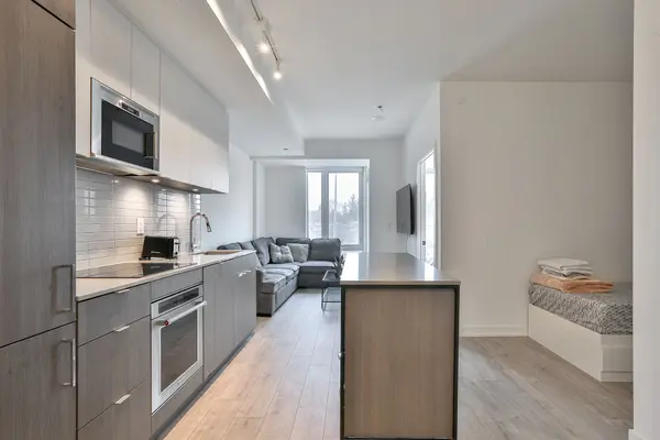 215 Lakeshore RD W #206, Mississauga, ON L5H 1G5