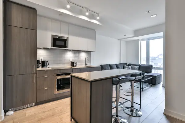 215 Lakeshore RD W #206, Mississauga, ON L5H 1G5