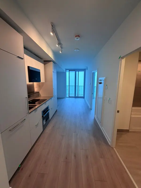 1 Fairview RD E #2405, Mississauga, ON L5A 4C6