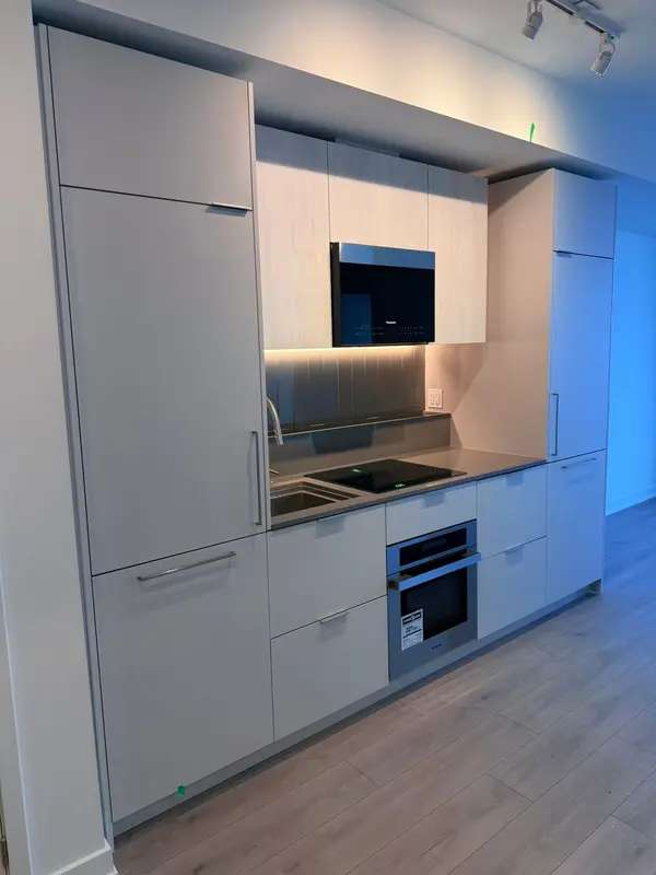 1 Fairview RD E #2405, Mississauga, ON L5A 4C6