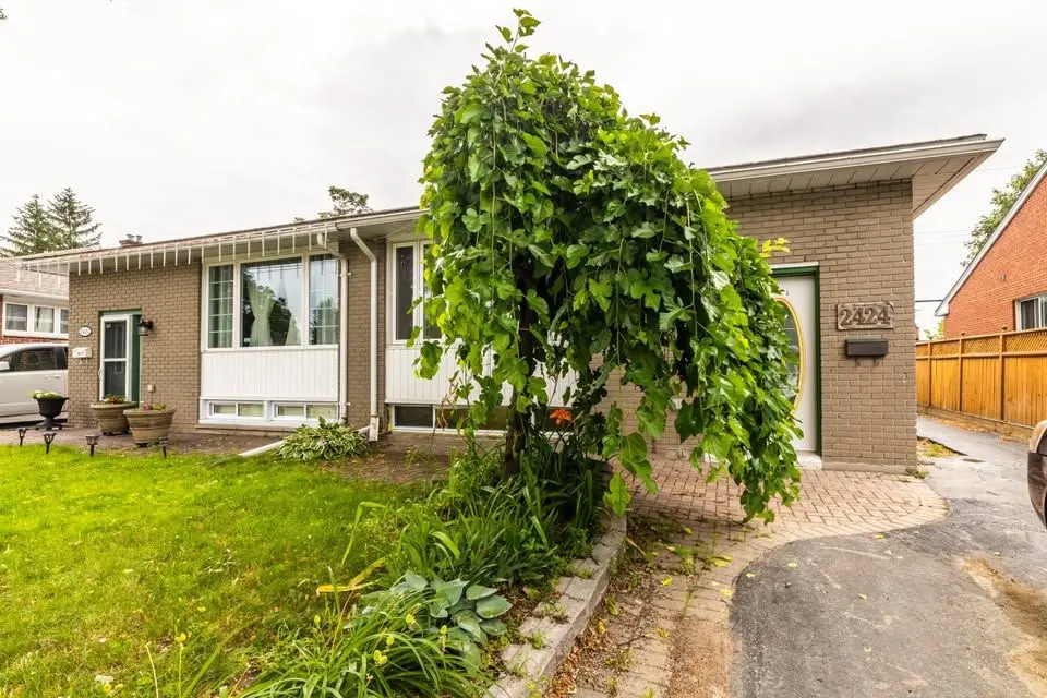 2424 Iris ST #B, Parkway Park - Queensway Terrace S And Area, ON K2C 1C6