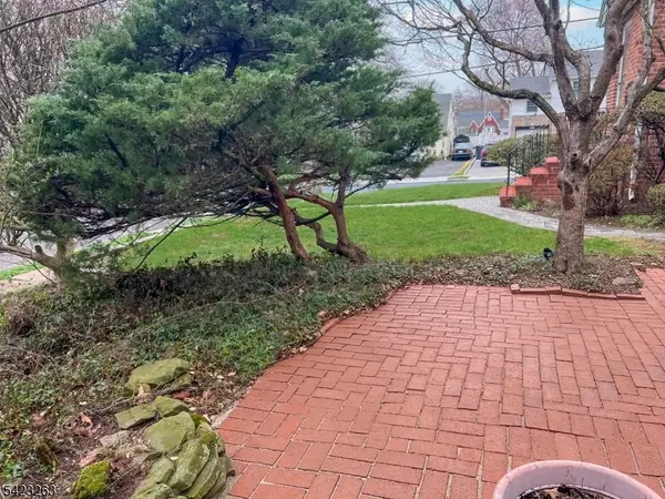 27 Jagoe St, Bergenfield Boro, NJ 07621