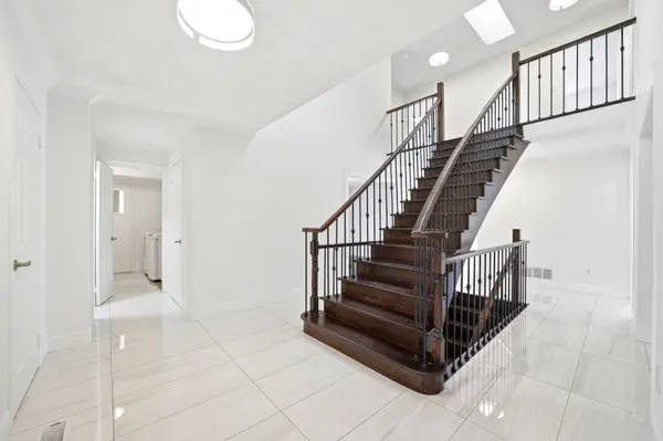 36 Ravenview DR, Whitby, ON L1R 1Y2