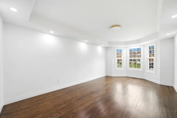 36 Ravenview DR, Whitby, ON L1R 1Y2