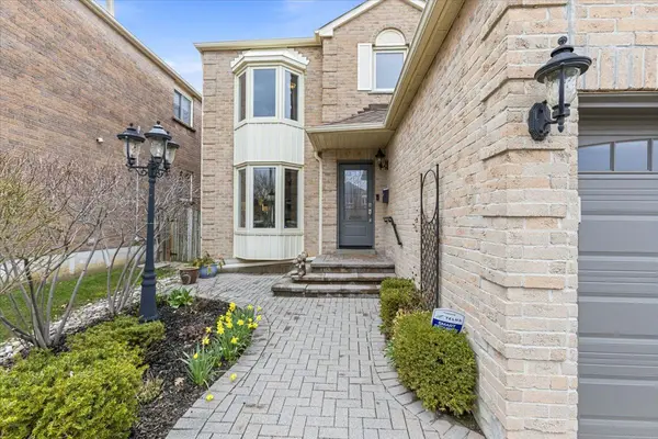 1067 Maury CRES, Pickering, ON L1X 1R4