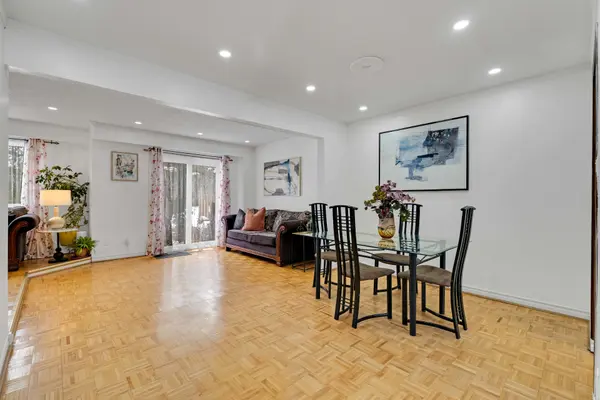 1180 Mississauga Valley BLVD #4, Mississauga, ON L5A 3M9