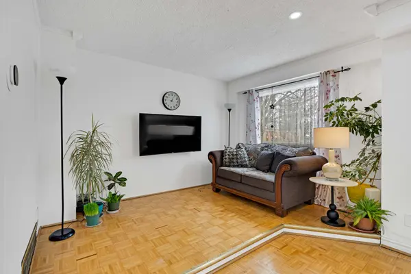 1180 Mississauga Valley BLVD #4, Mississauga, ON L5A 3M9