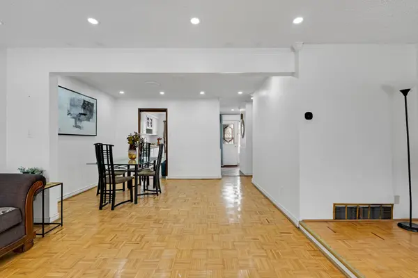 1180 Mississauga Valley BLVD #4, Mississauga, ON L5A 3M9