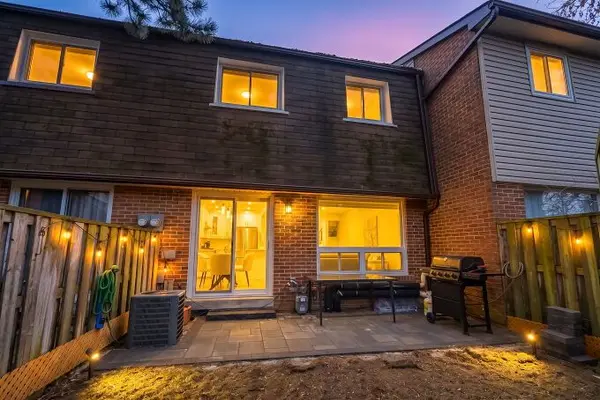 3025 Cedarglen Gate #27, Mississauga, ON L5C 2V7