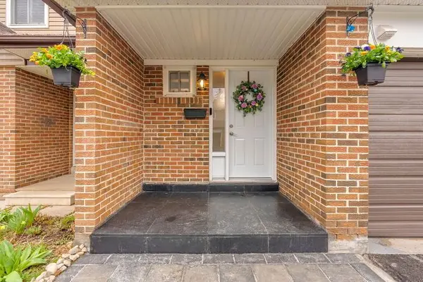 3025 Cedarglen Gate #27, Mississauga, ON L5C 2V7