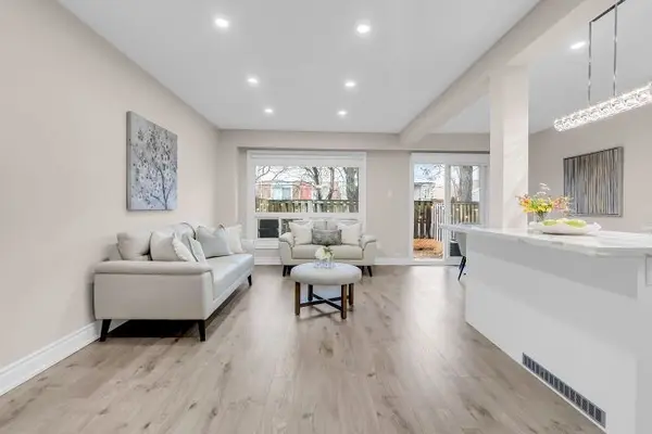 3025 Cedarglen Gate #27, Mississauga, ON L5C 2V7