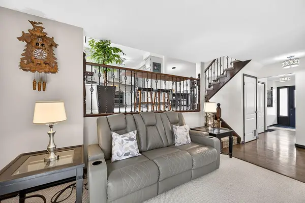 56 Hummingbird LN, Hamilton, ON L9A 4A9