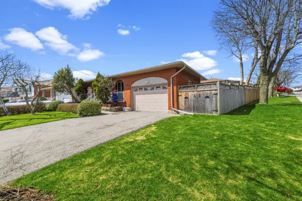122 Green Cedar DR, Hamilton, ON L9C 6W6