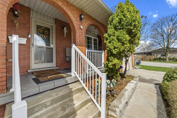 122 Green Cedar DR, Hamilton, ON L9C 6W6