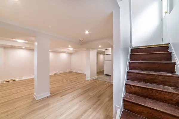 2424 Iris ST #B, Parkway Park - Queensway Terrace S And Area, ON K2C 1C6